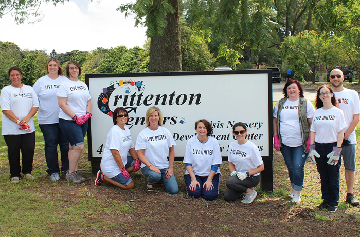 employees doing community volunteer work